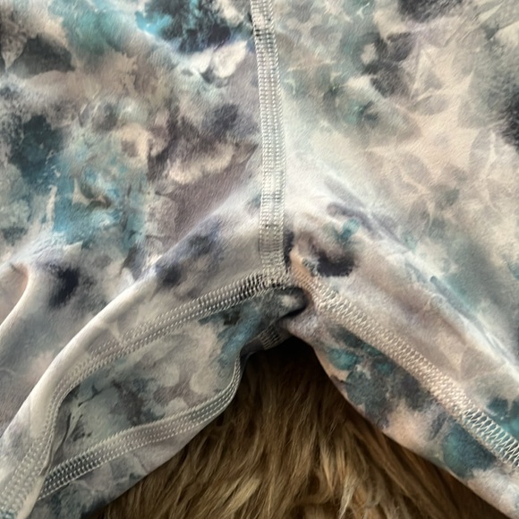 LULULEMON LEGGINGS SZ 6 LIKE NEW - Picture 3 of 4